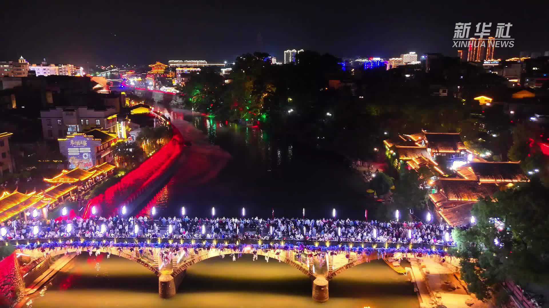 福建长汀：数千架无人机点亮古城夜空打造光影盛宴