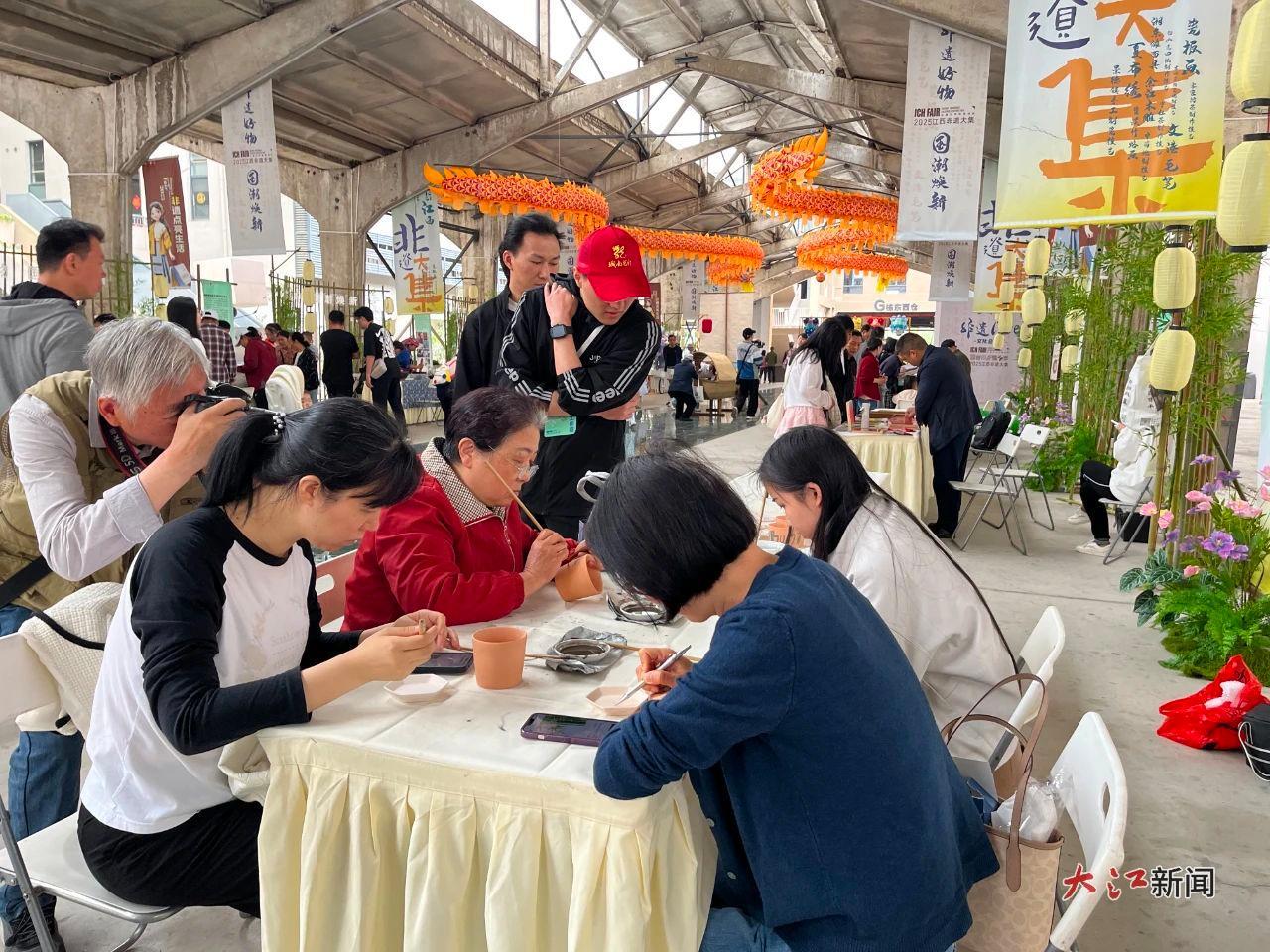 陶瓷绘画体验现场(景德镇市陶瓷文化传承创新中心 供图)