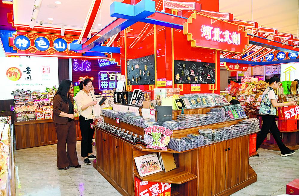 图为河北省老字号“金凤扒鸡”创新消费场景,开展多元化经营,满足外地游客消费需求。