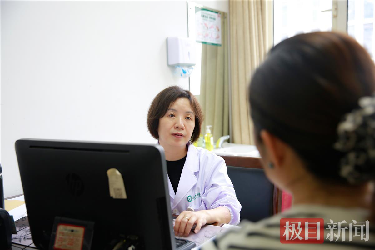 武汉市中医医院肛肠科专家接诊患者