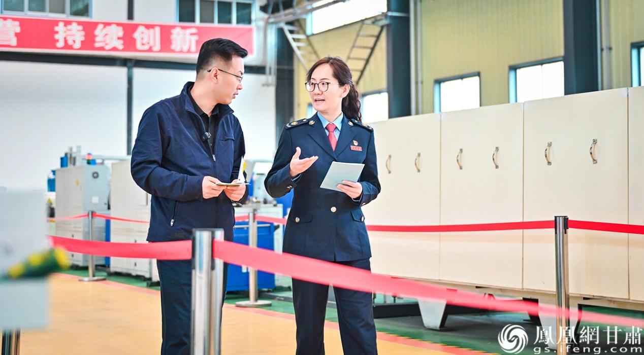 税务部门工作人员走进兰州西脉记忆合金股份有限公司，介绍最新税惠政策。