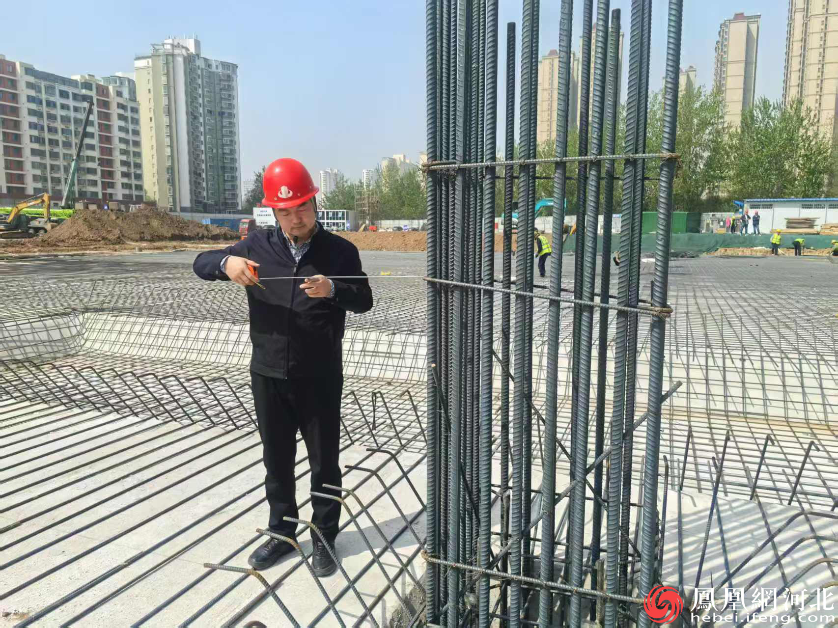 辛超在施工一线亲自检查测量
