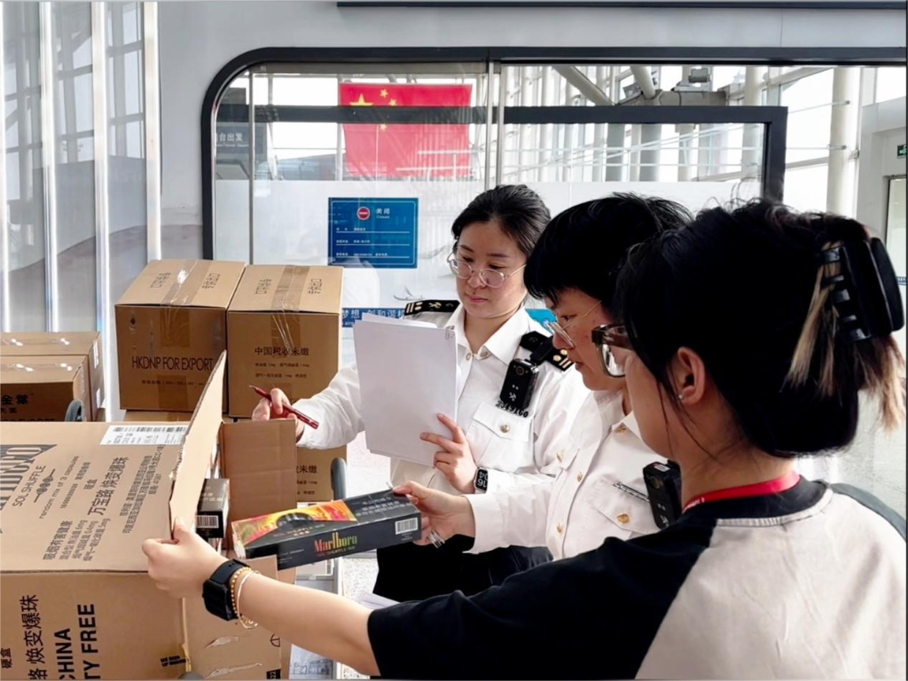 无锡海关工作人员开展免税品调拨入库查验（受访者供图）