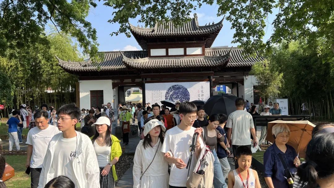 景德镇“五一”迎来八方游客(邵文艳 摄)