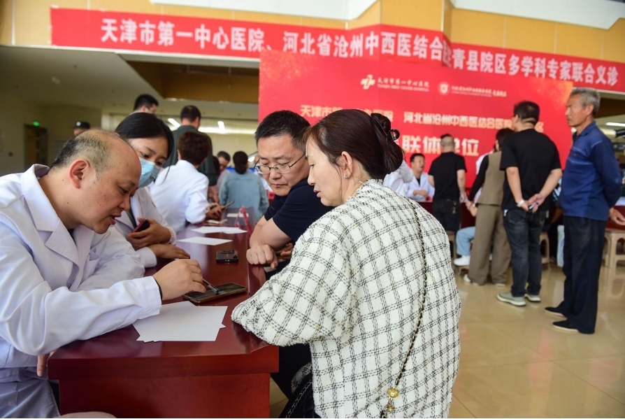 天津市第一中心医院专家为青县群众解疑释惑。