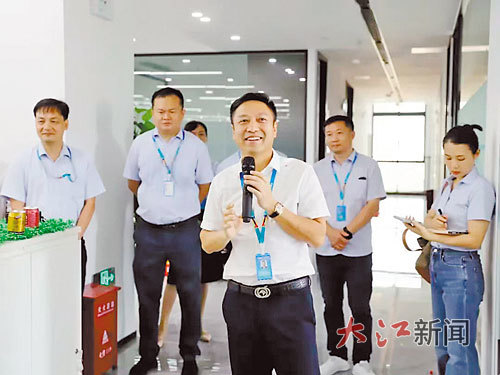 图为刘昊在其公司内与员工分享个人经历。图片由受访者提供