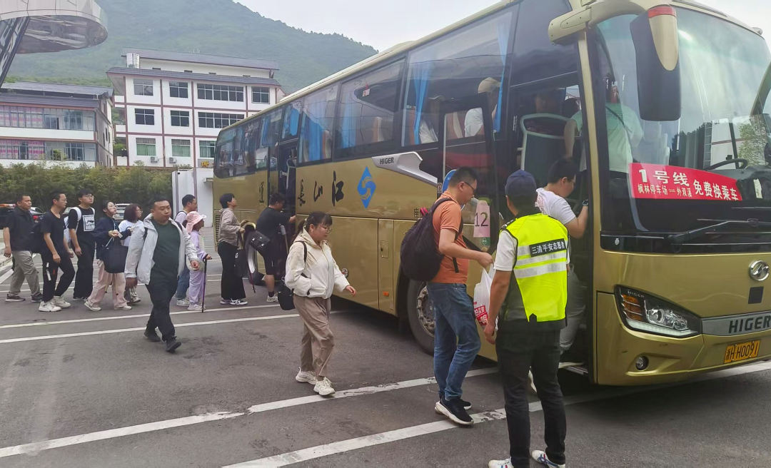 游客们即将乘坐免费换乘车辆前往服务区