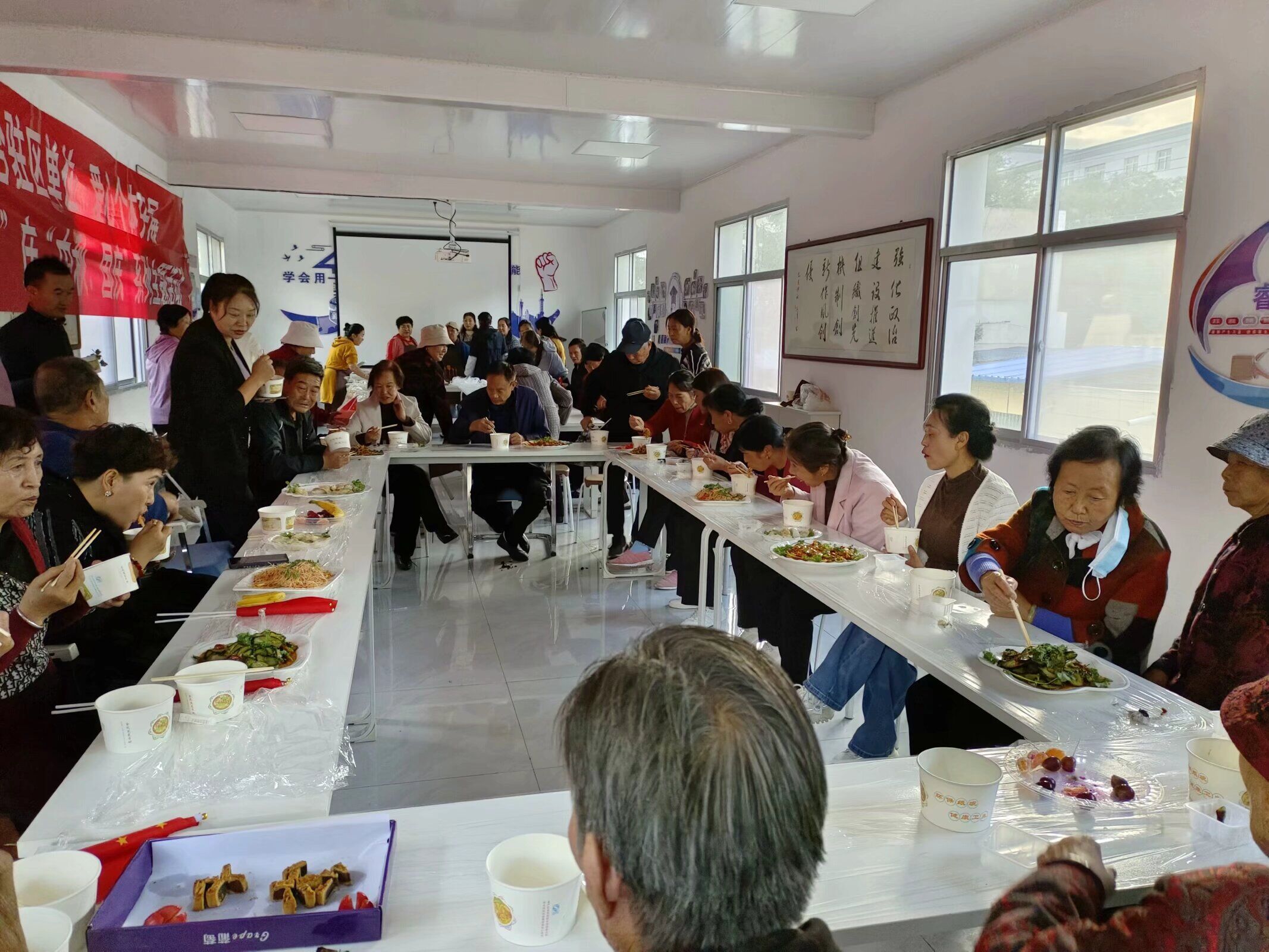 华亭构建多彩“心”家园　居民家门口乐享便民服务