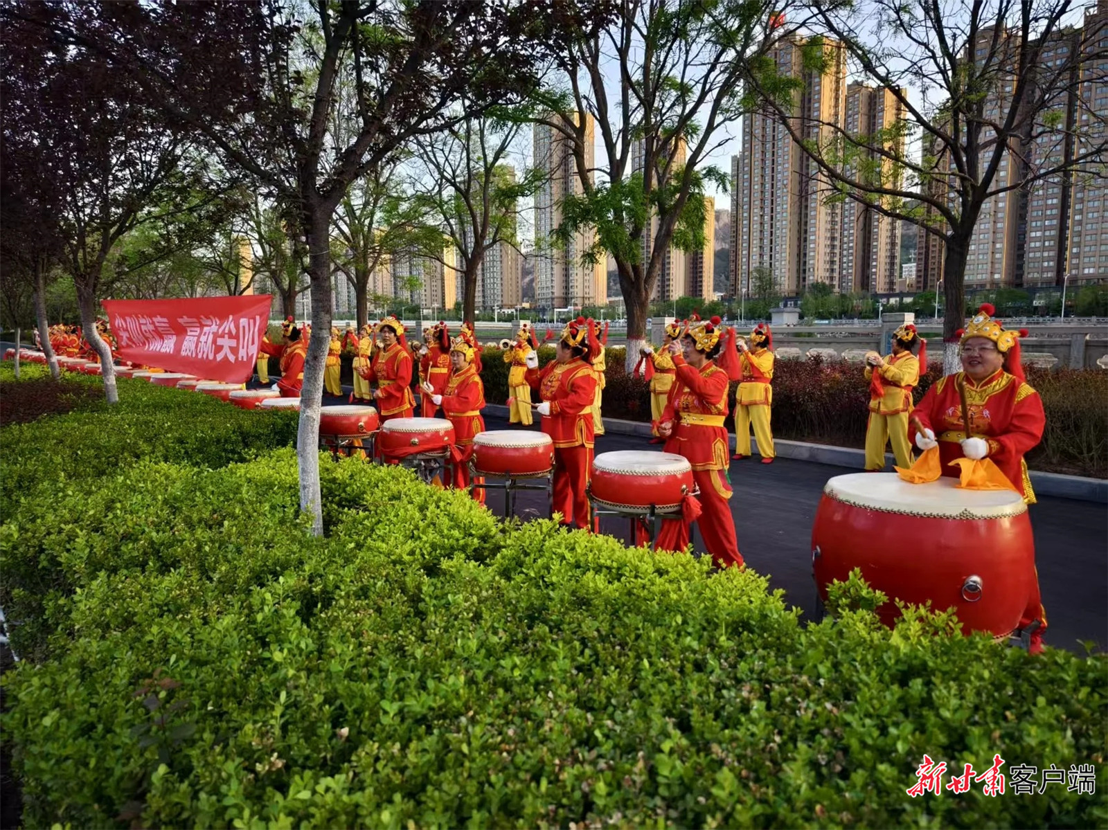 沿线赛道，群众自发演艺。（本文图片均由平凉市融媒体中心、崆峒区融媒体中心提供）