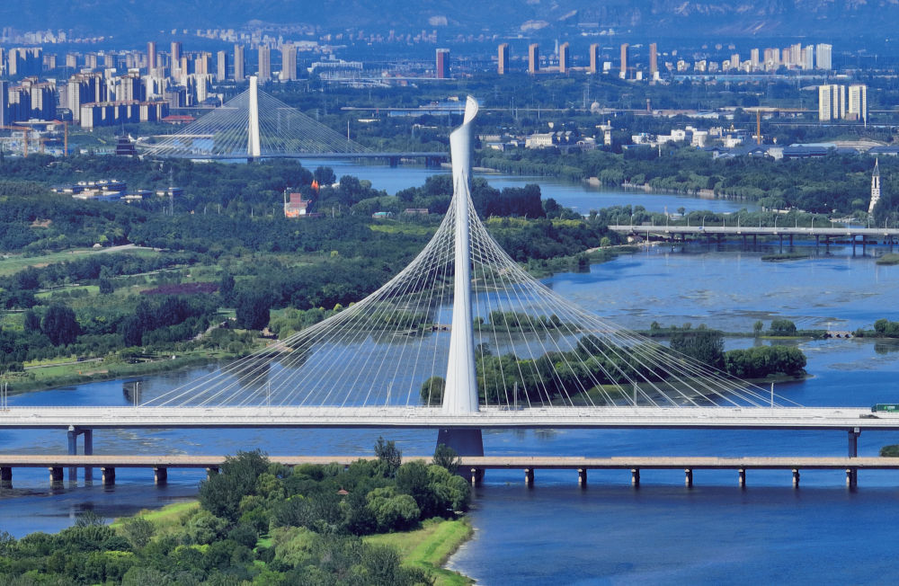 2024年8月27日，石家庄市复兴大街滹沱河大桥与太平河学府桥交相辉映（张震/摄）