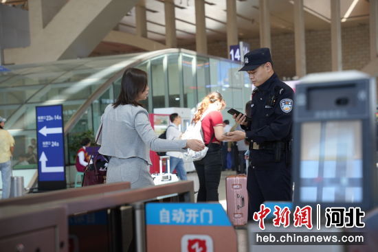 图为石家庄站派出所民警在候车室维护秩序。 左文宇 摄