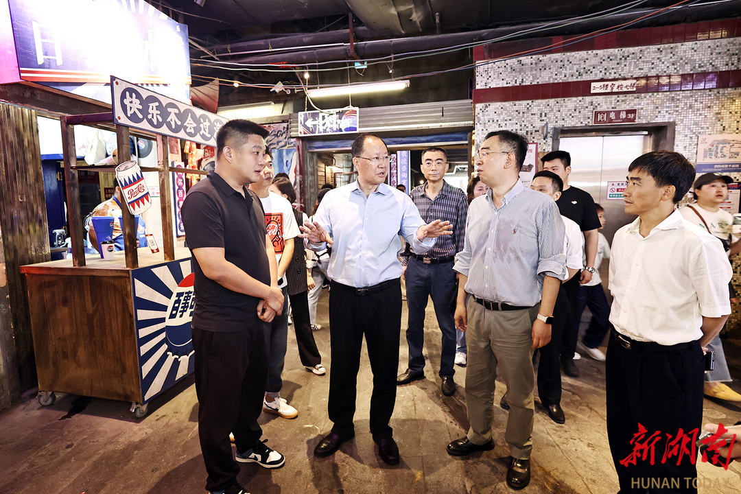 (毛伟明在长沙文和友检查安全生产。)