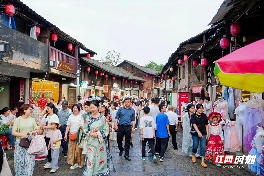 在柳宗元文化旅游区,“潇湘古韵”国风巡游吸引着大量游客。