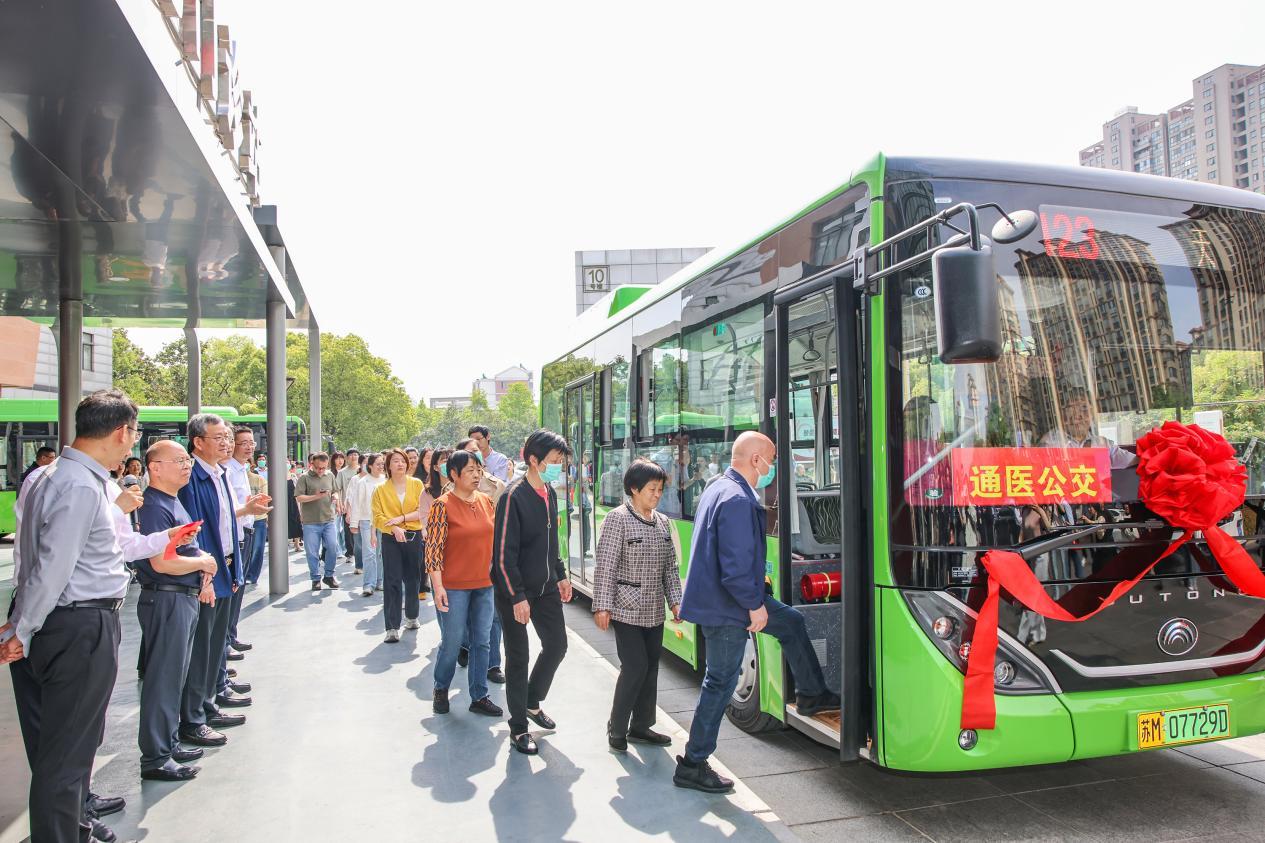 图为市民登上“123路”通医公交车。盛义摄