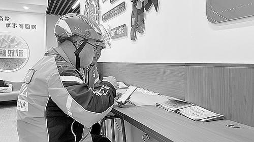 “文明骑士”在广场社区休息。 纵览新闻首席记者 李见 摄