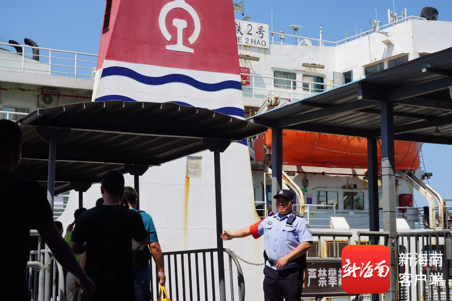 民警正在巡逻。铁警供图