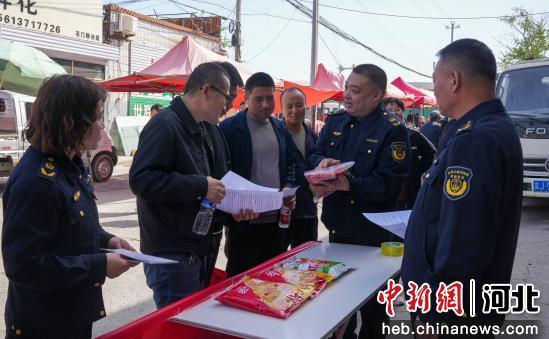 图为任丘市石门桥镇一集市上，工作人员进行普法宣传。 韩慧峰 摄