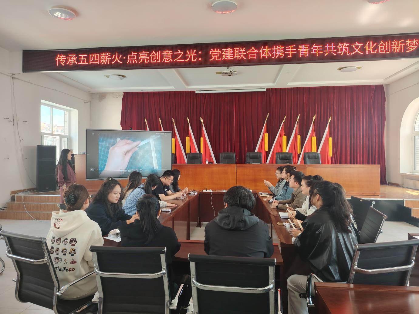 （青年现场学习制作过程）