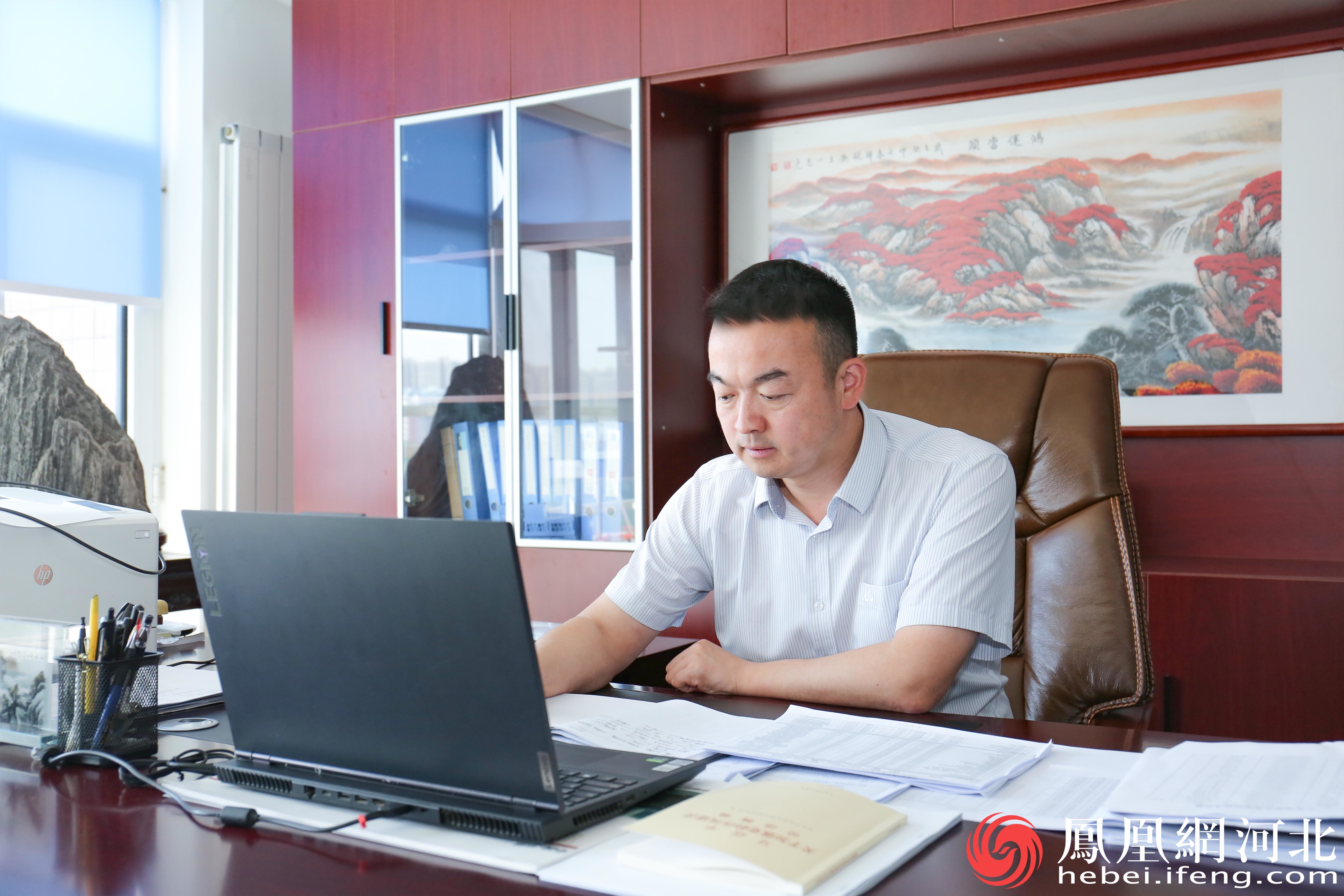 辛超在办公室查阅资料