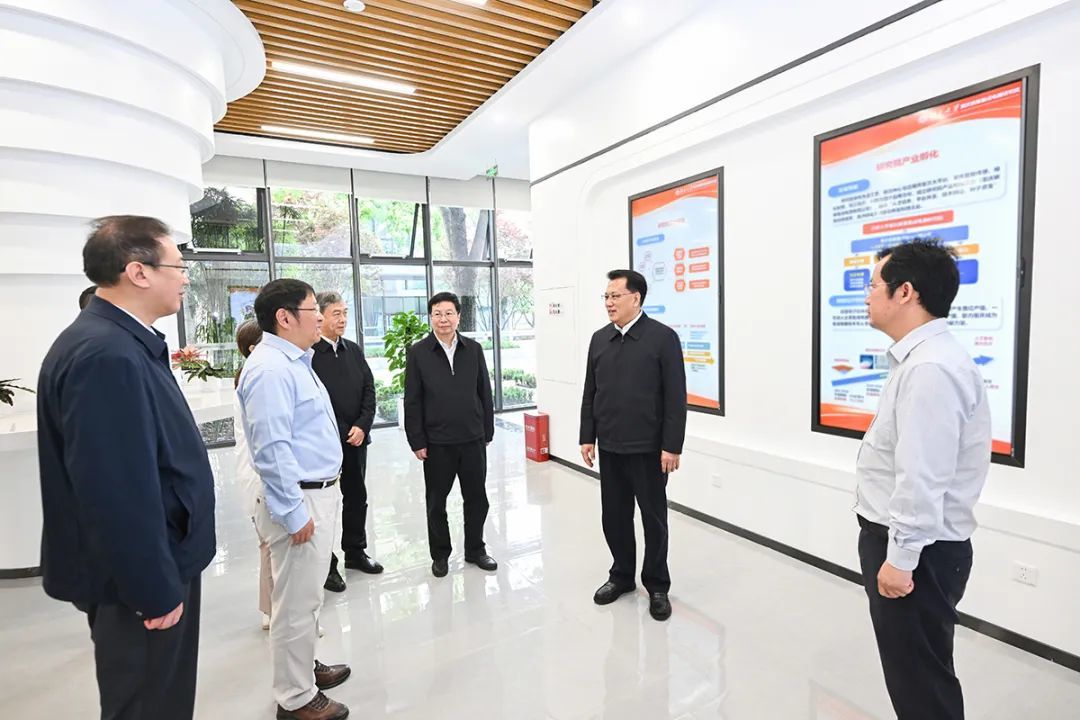 4月27日上午，在北京大学重庆碳基集成电路研究院，市委书记袁家军，市委副书记、市长胡衡华详细了解建设发展成效。记者 苏思 摄/视觉重庆