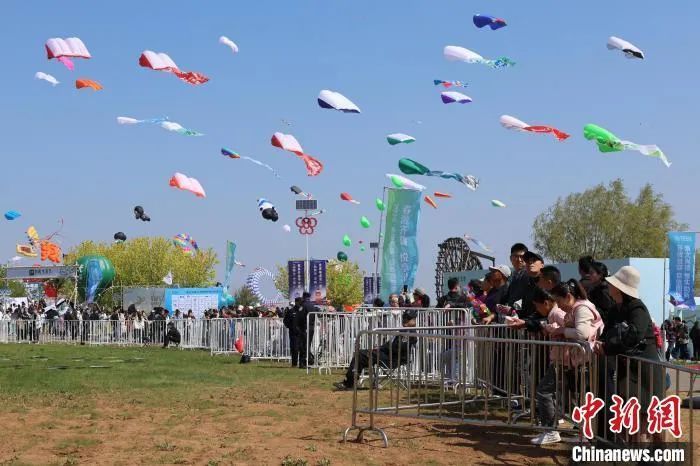 第42届潍坊国际风筝会暨2025潍坊风筝嘉年华活动现场。王采怡 摄