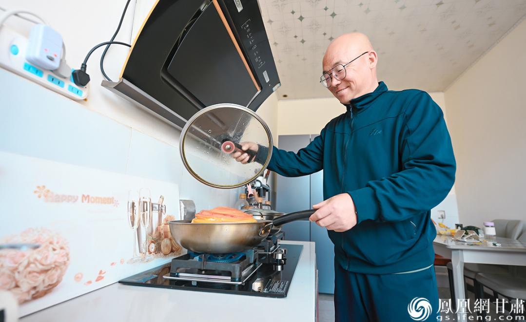 天然气灶干净便捷,让丁俊元更乐意走进厨房露一手。