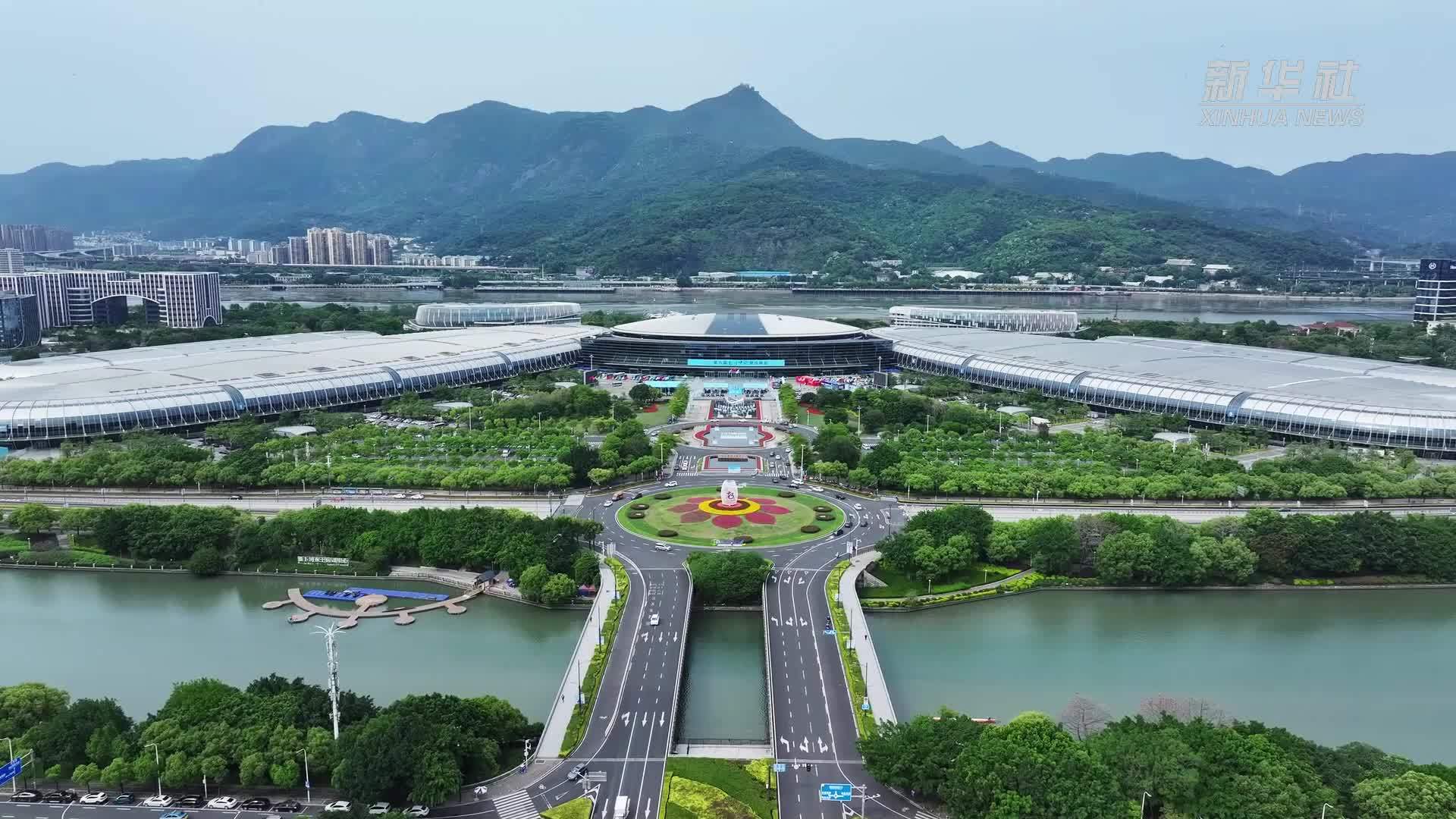 记者探访数字峰会现场体验区：看数字技术赋能千行百业