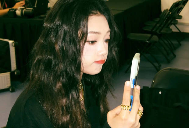 希林娜依高可爱嘟嘴。