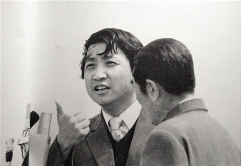 1984年，著名相声演员姜昆、李文华在第一届桃花会上表演。