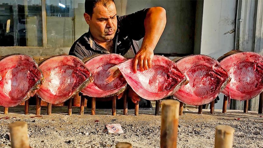 伊拉克著名炭火烤鱼，采用鲤鱼现杀现烤，味道鲜美、肉质细嫩