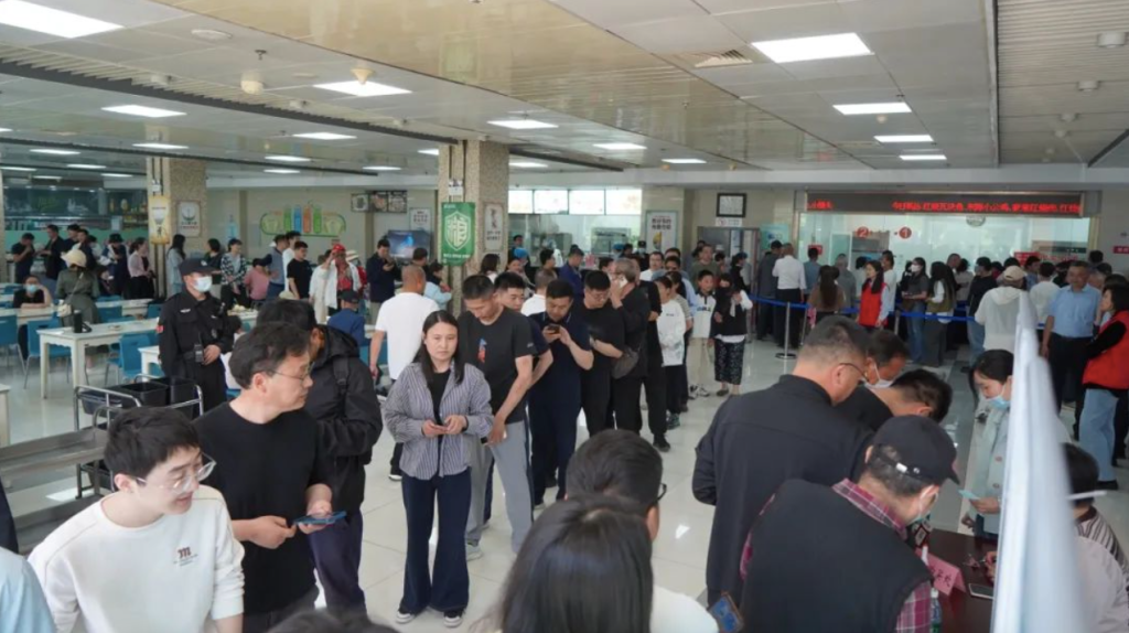 游客们在东海县政府食堂内有序排队领取特色套餐。图片来源：“东海发布”微信公众号