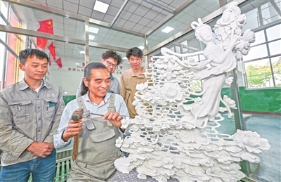 4月25日，在北京市房山区刘鹏技能大师工作室，刘鹏（左二）正在教授徒弟汉白玉雕刻技艺。