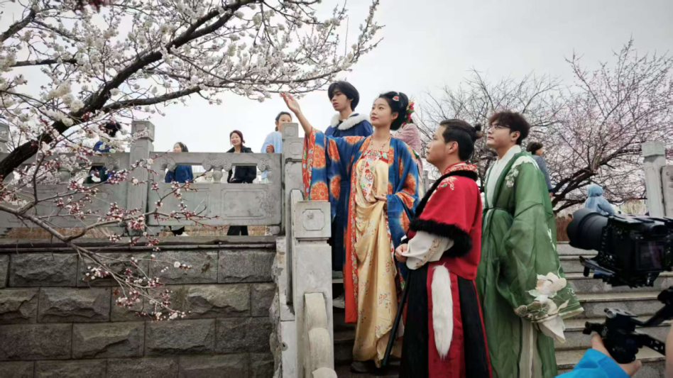 “三江有杏”双次元漫游：古韵新潮共绘春日盛景