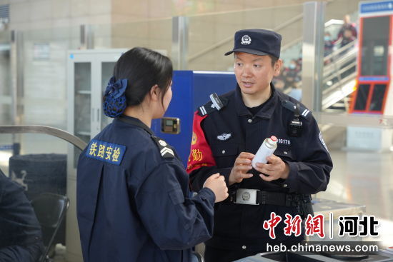 图为石家庄站派出所民警在候车室督导安检工作。 左文宇 摄