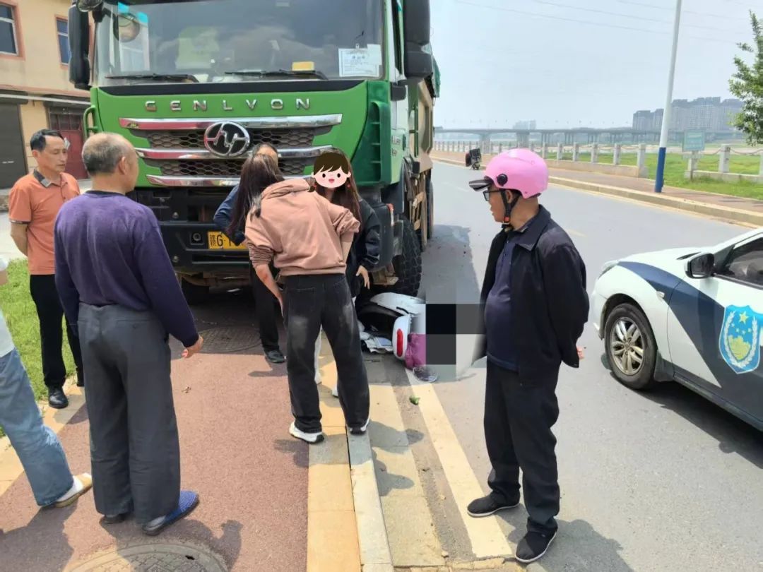 兩少女后八輪下逃生！永修民警催戴頭盔成救命符