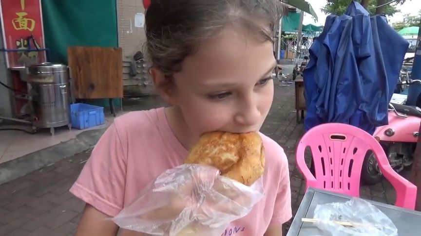 带俄罗斯家人吃中国早餐摊，干饭人彻底撑昏在现场，俄罗斯家人服了
