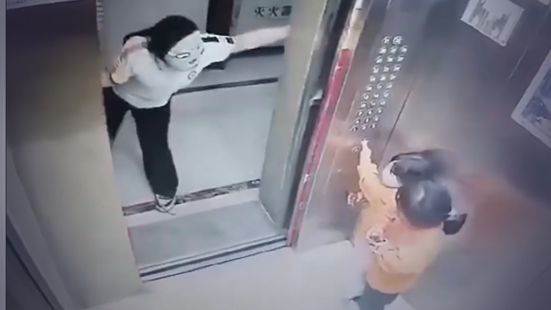 “面具女”多次阻止电梯关门并突然恐吓2幼童，物业：孩子受惊，家长已求助心理医生