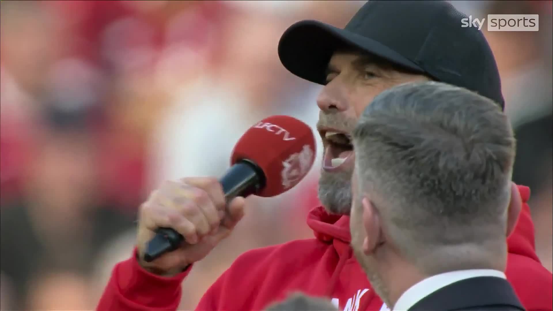 隔空呼应，率领利物浦夺冠后斯洛特唱起了“克洛普之歌”