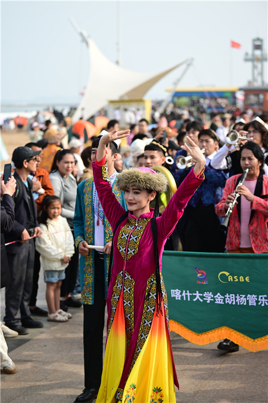 “日照东方”管乐嘉年华海边行进吹奏街游表演点燃假日激情