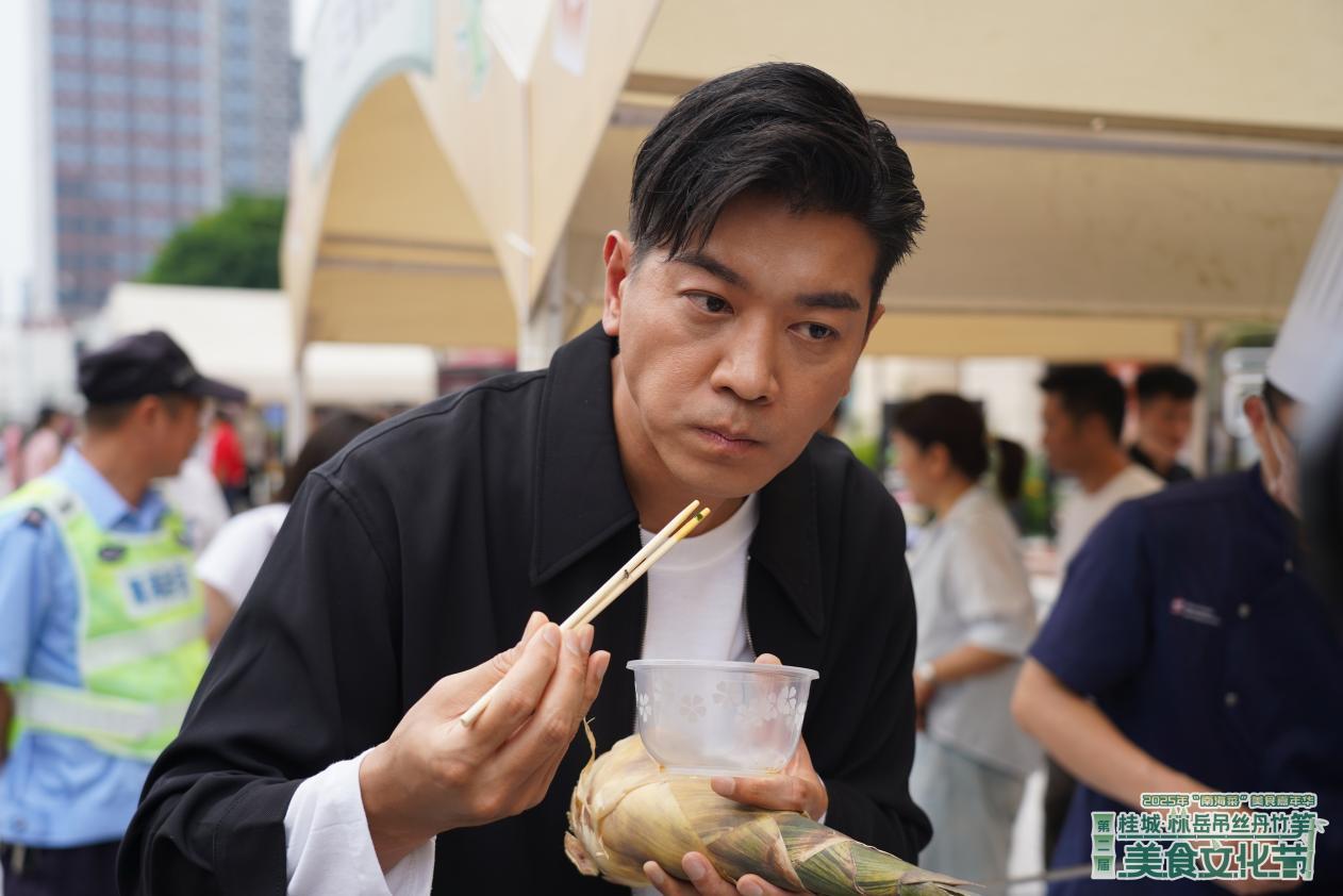 图为：中国香港艺人黎诺懿现场打卡林岳吊丝丹竹笋。