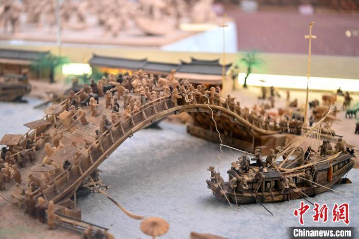 图为白牦牛角打造的立体版《清明上河图》　中新社记者　九美旦增　摄