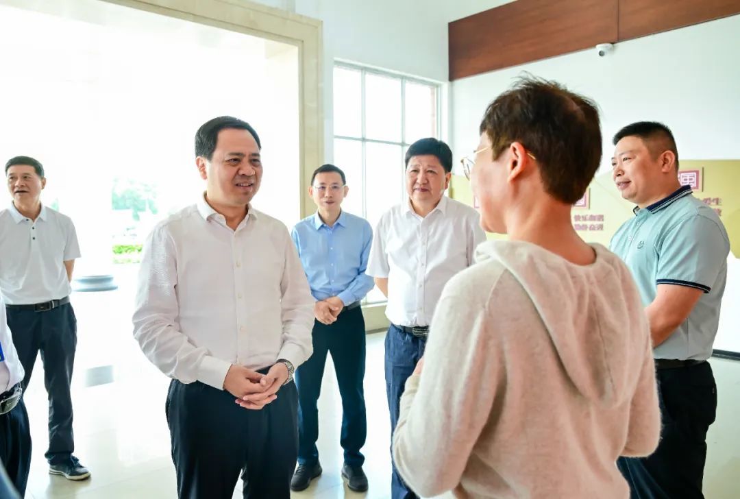 严允谭赣明走访慰问一线劳动者代表