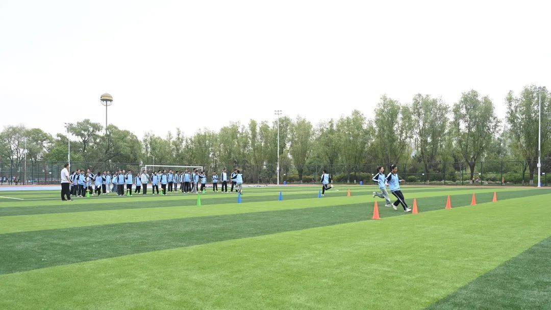 （学生在渭滨全民健身运动公园进行体能训练）