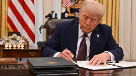 特朗普签行政令要求美国卡车司机熟练掌握英文：没商量余地