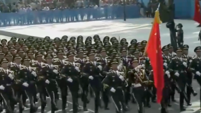 现场画面：解放军仪仗队亮相越南阅兵