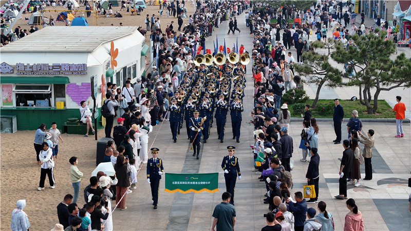 “日照东方”管乐嘉年华海边行进吹奏街游表演点燃假日激情