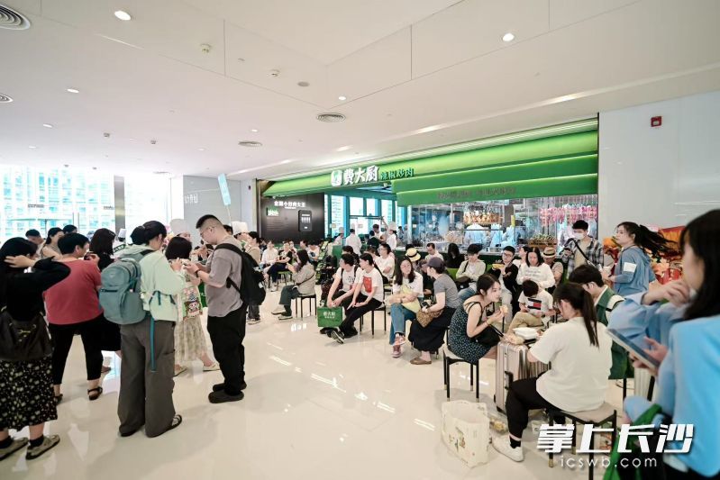 5月1日17时，晚市刚开餐，费大厨辣椒炒肉长沙7mall店等位取号人数已超100桌。通讯员 卢文伟供图