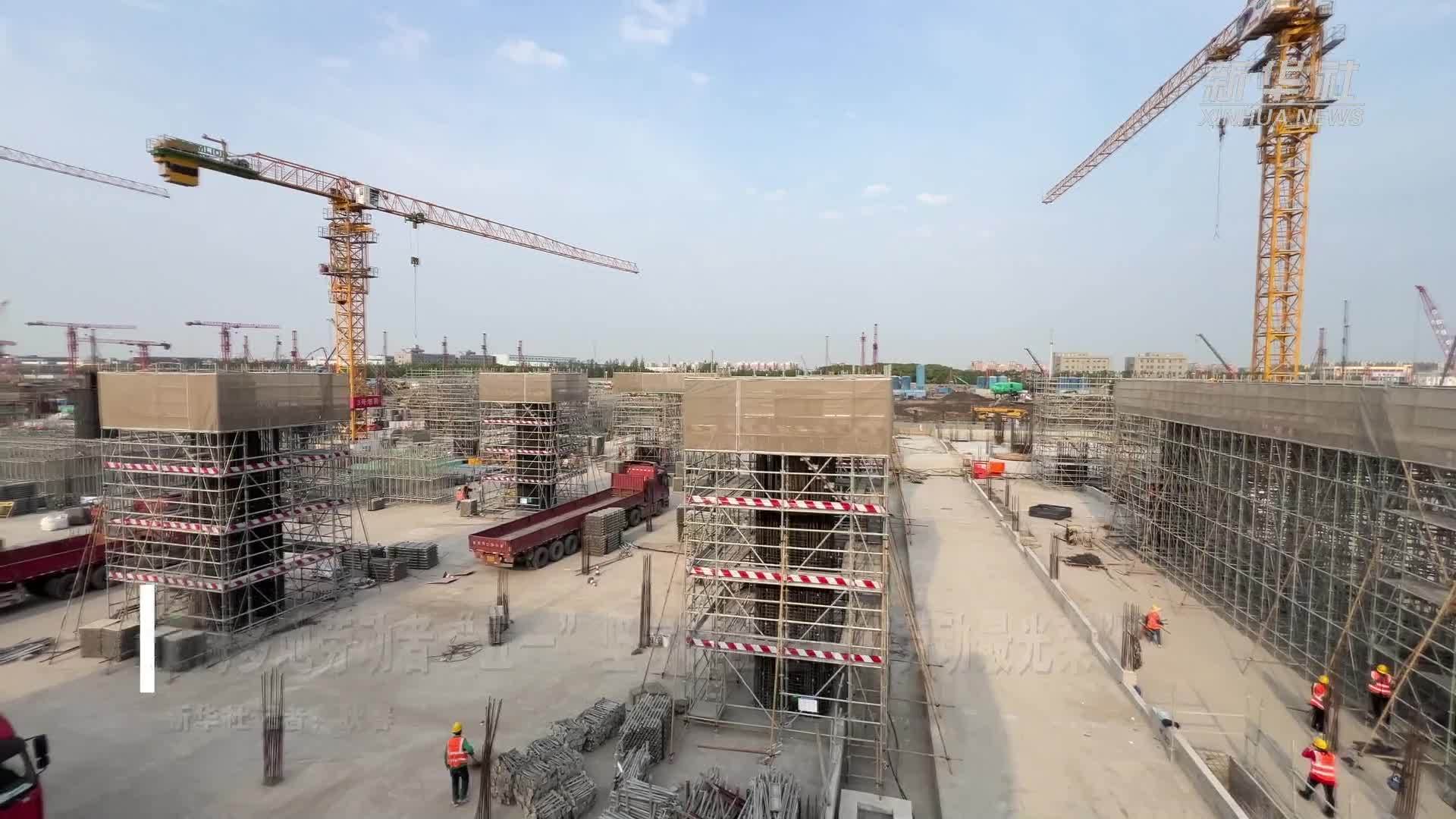 上海多地劳动者“五一”坚守岗位 诠释“劳动最光荣”