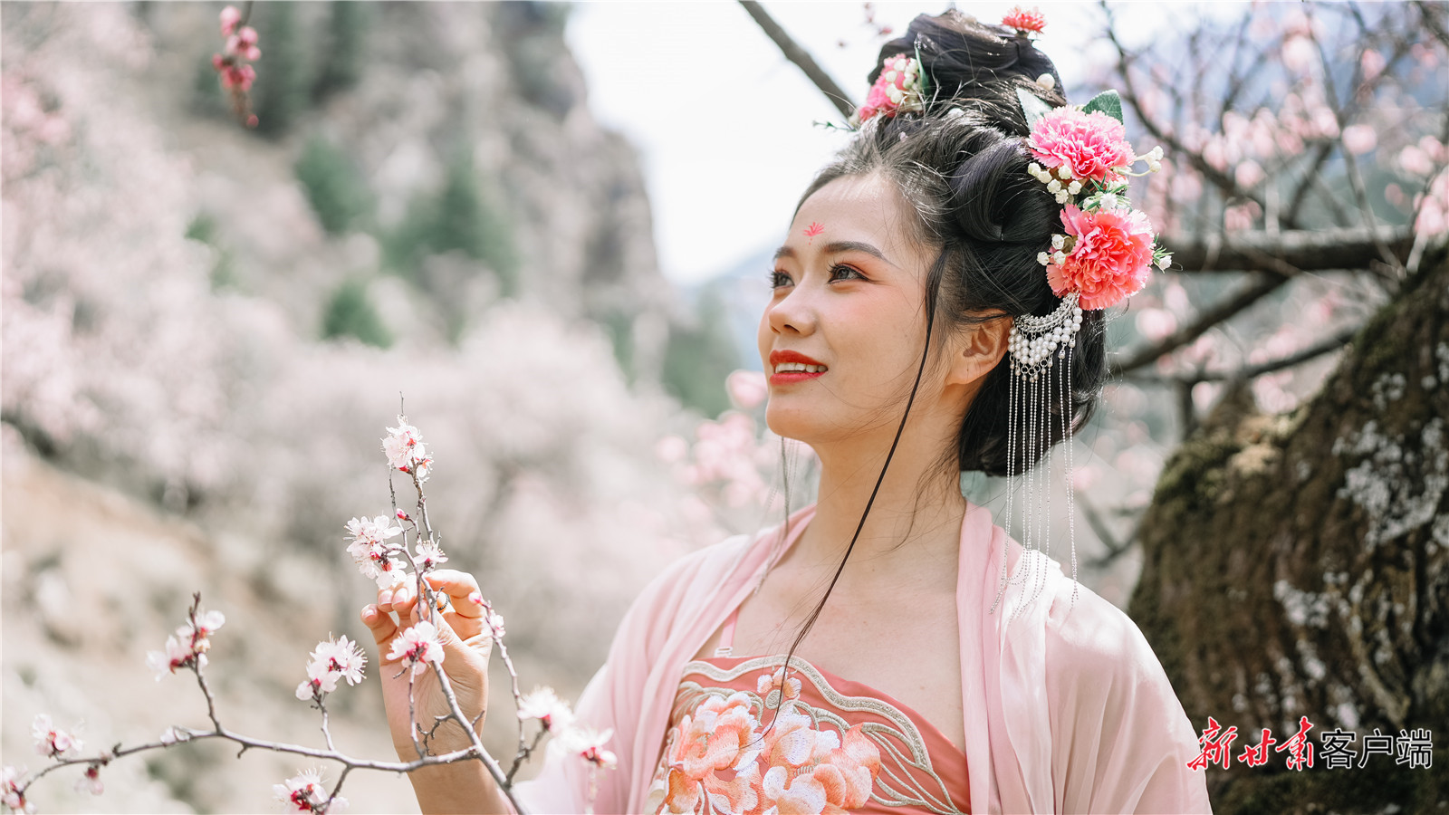 游客在景区拍照 新甘肃·甘肃日报通讯员 李卫泰 摄