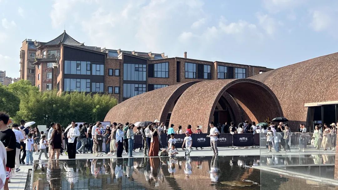 人潮涌动的景德镇御窑博物馆(邵文艳 摄)